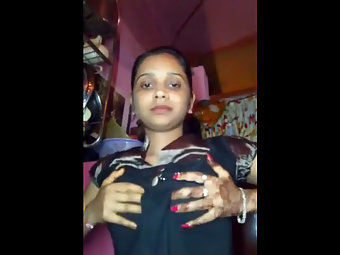 Horny Indian GF Chandni Exposing Her Boobs
